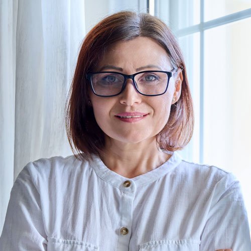 testi portrait of a mature confident woman looking into